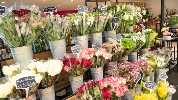 Des fleurs de deuil pour témoigner vos sentiments à un défunt ou à ses proches à Mennecy.